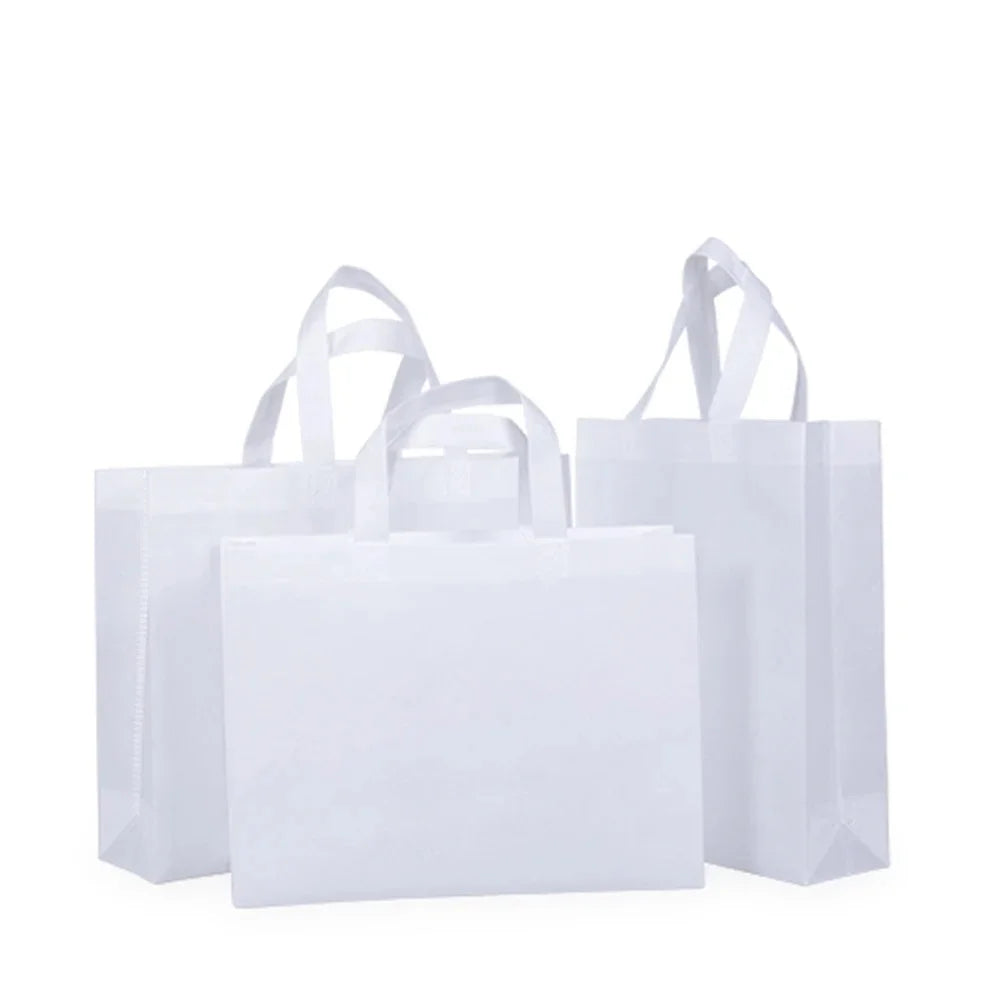 Ein Pack von zehn weißen, nichtgewebten Einkaufstaschen vor weißem Hintergrund.