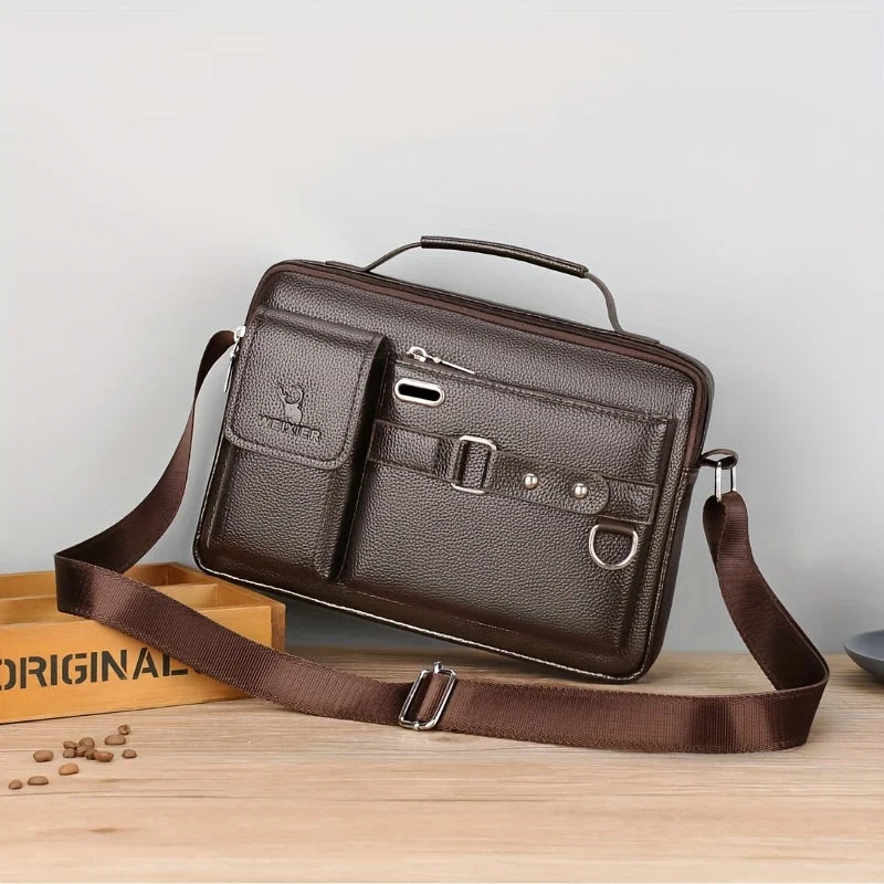 Sac bandoulière en faux cuir brun foncé avec une sangle en cuir posé sur une surface en bois.