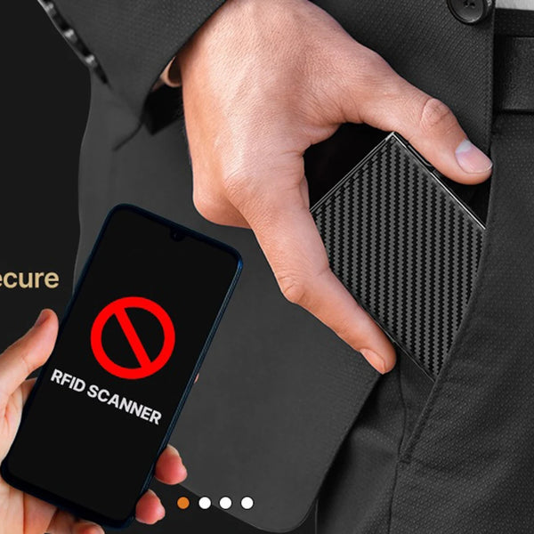 Une main tient un smartphone affichant une icône de lecteur RFID près d'un porte-cartes magnétique noir.