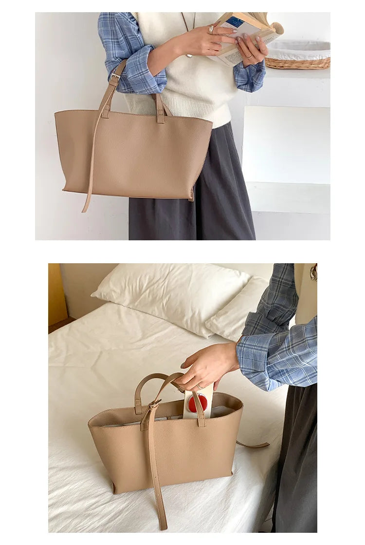 Une personne tient un sac fourre-tout en cuir PU beige contre un fond blanc.