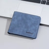 Un porte-cartes en cuir bleu reposant sur un clavier d'ordinateur portable blanc.