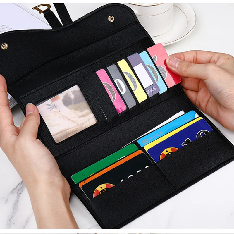 Portefeuille noir avec plusieurs emplacements pour cartes et une photo, tenu par une main.