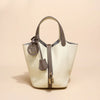 Beige Leder-Korbtasche mit Schnurverschluss und hellbraunem Zierrand.