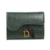 Porte-clés clutch luxe vert foncé avec détail initial doré.