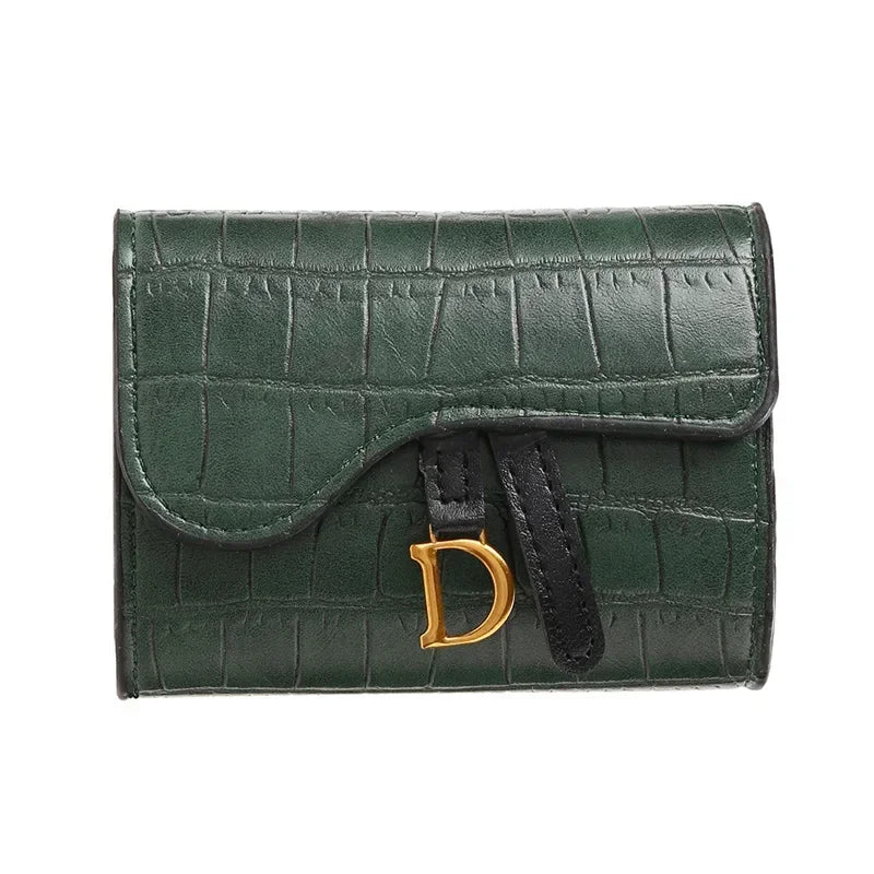 Porte-clés clutch luxe vert foncé avec détail initial doré.
