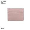 Porte-cartes en cuir rose pâle avec gravure diagonale sur la surface.