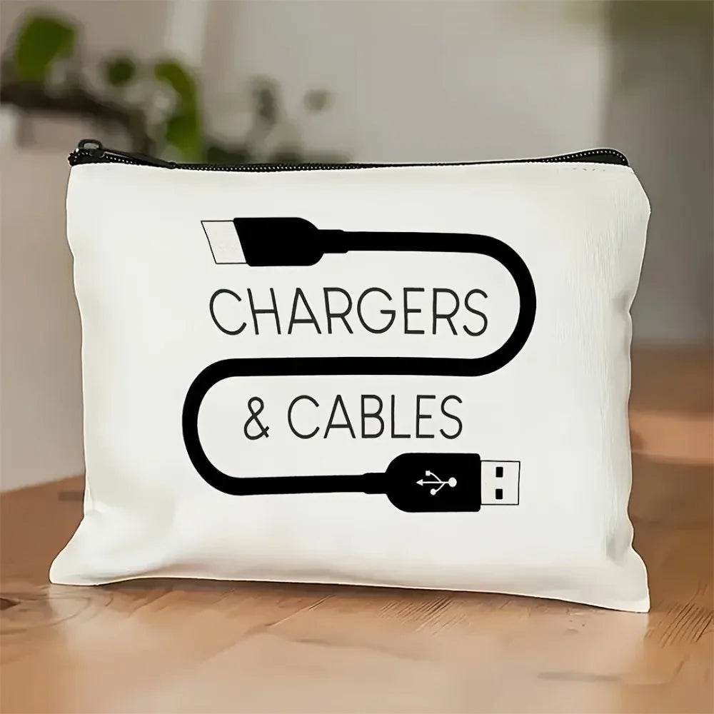 Bolsa de almacenamiento de lona blanca con texto y arte lineal en negro que representan cargadores y cables