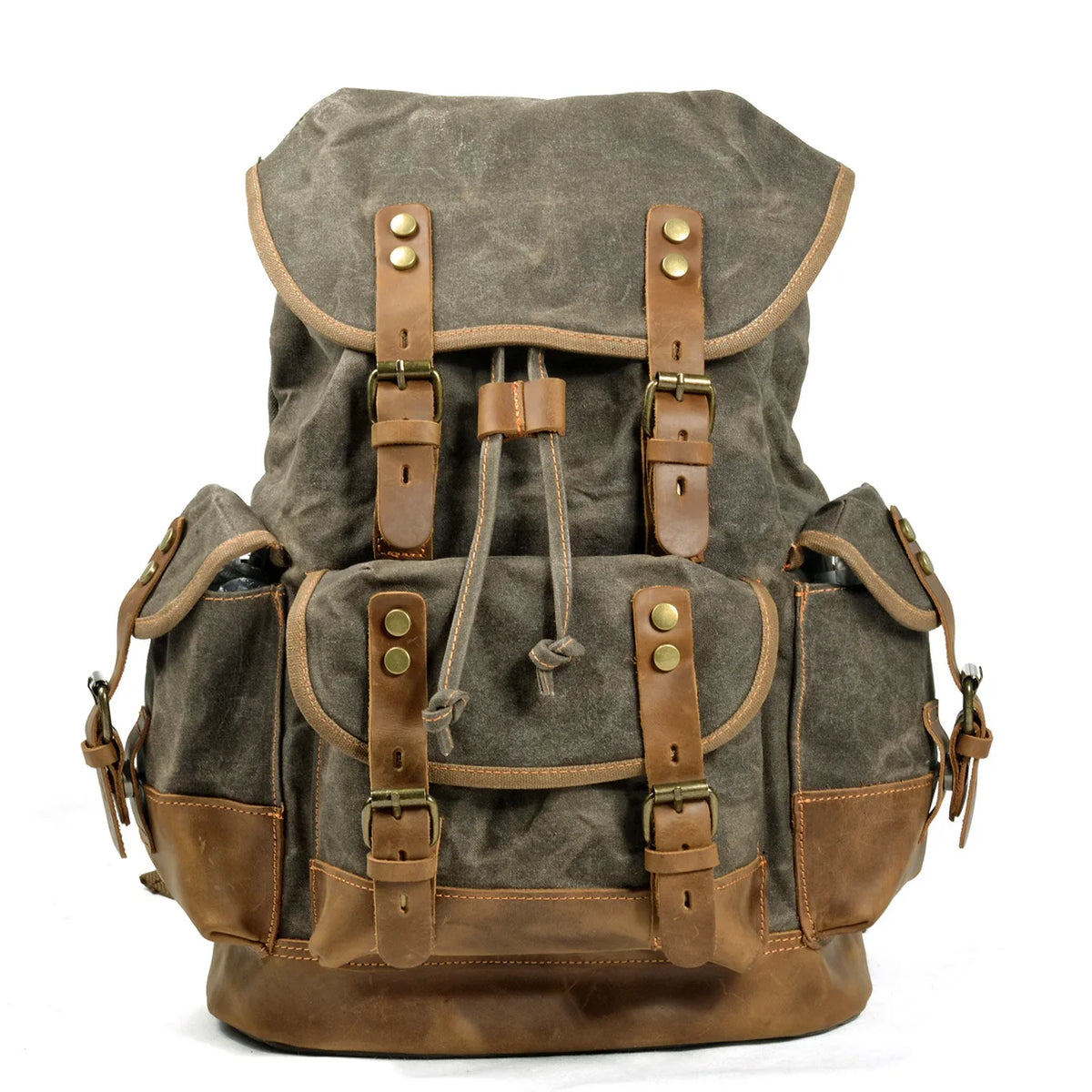Mochila de senderismo de lona marrón con detalles y correas de cuero.