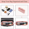 Un insert organisateur de sac rose est montré à l'intérieur d'un sac à main noir, affichant divers petits accessoires et poch