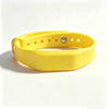 Un bracelet de silicone jaune avec une boucle argentée sur fond blanc.