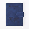 Dunkelblauer Passbehör holders-Wallet aus Kunstleder mit Aufschrift PASSPORT und Weltkarten-Design