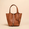 Braune Leder-Bucketbag mit gebogener Henkel und kleinem gesticktem Smiley-Gesicht