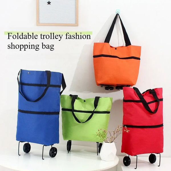 Un sac de shopping orange plié accroché à un mur blanc à côté d'un chariot pliable bleu et vert.