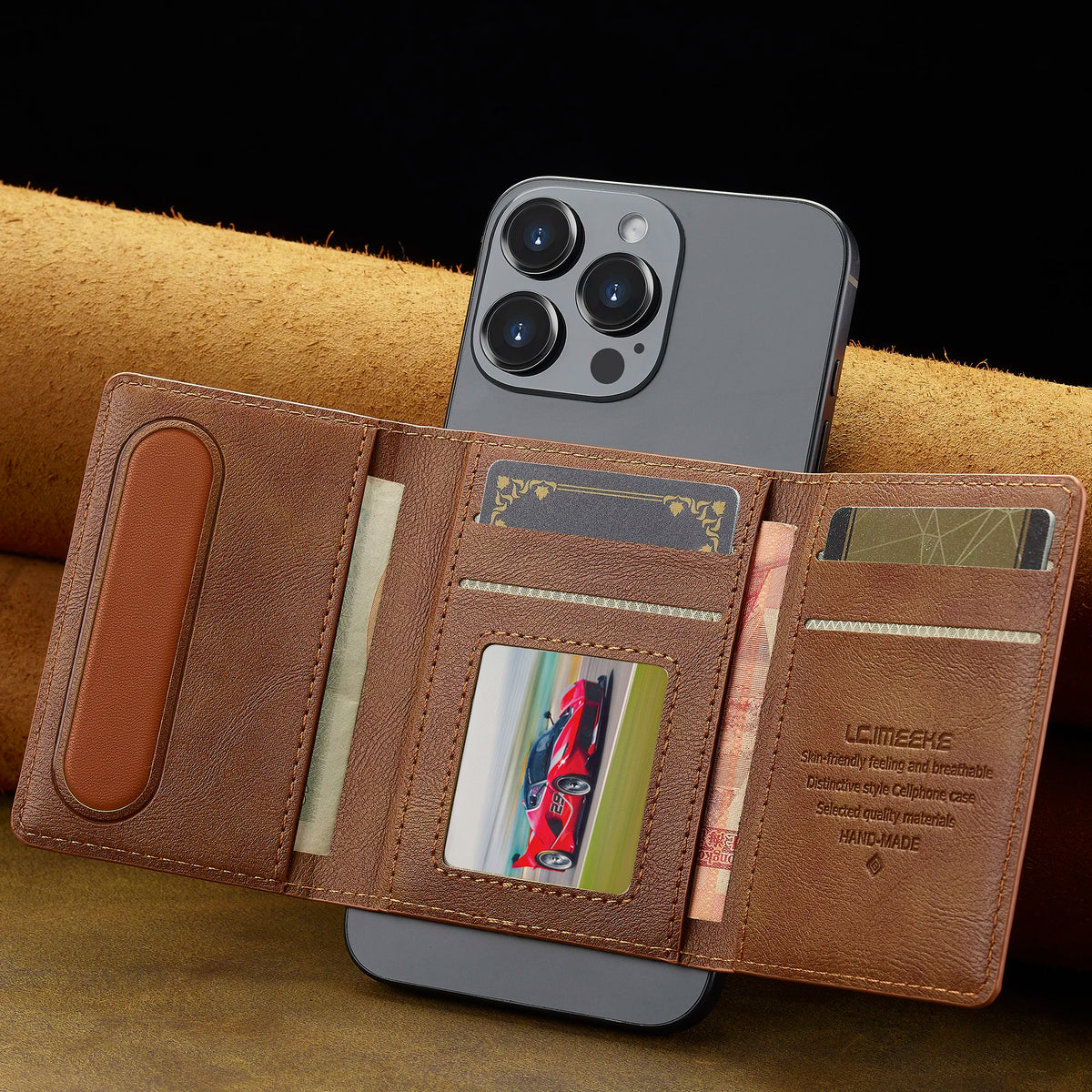 Un porte-cartes en cuir brun est montré à côté d'un smartphone, posé sur une surface beige.