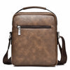 Mochila de cuero vintage marrón con cremallera y correa ajustable sobre fondo blanco.
