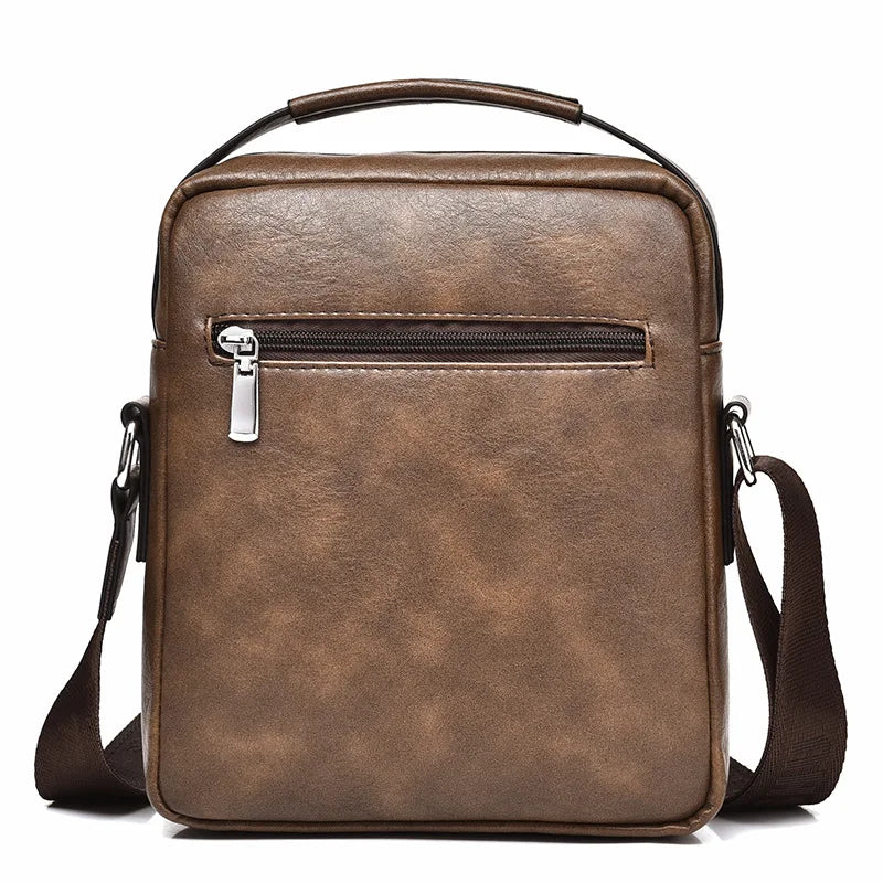 Mochila de cuero vintage marrón con cremallera y correa ajustable sobre fondo blanco.