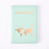 Funda de pasaporte color menta claro con texto en foil dorado y diseño de mapa mundial.