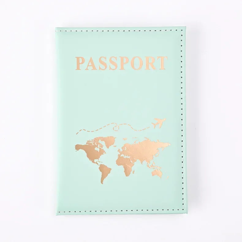 Funda de pasaporte color menta claro con texto en foil dorado y diseño de mapa mundial.