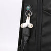 Schwarzer multifunktionaler Rucksack mit Reißverschlusszug und weißen Kopfhörern.