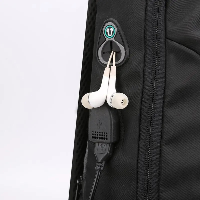 Schwarzer multifunktionaler Rucksack mit Reißverschlusszug und weißen Kopfhörern.