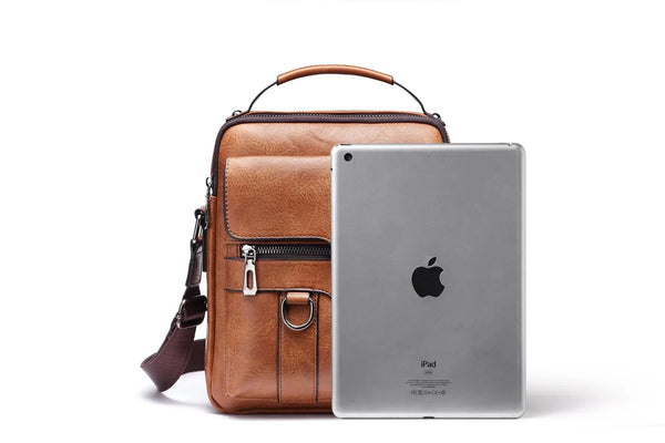 Braune Vintage-PU-Leder-Crossbody-Messenger-Tasche mit Lederriemen und silbernem iPad darin.