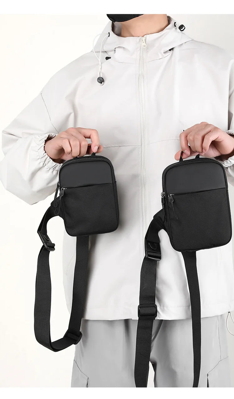 Un hombre con una chaqueta blanca sostiene una bolsa cruzada impermeable negra.