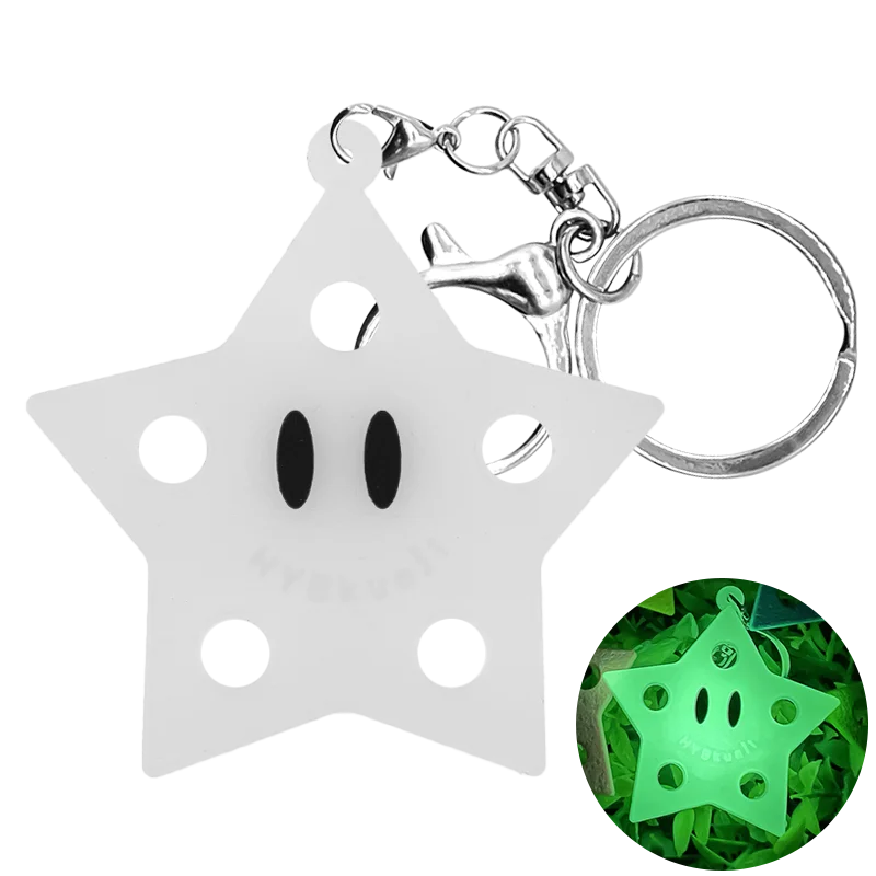 Clé porte-clés argentée avec un charm d'étoile blanche et une petite figurine d'animal.