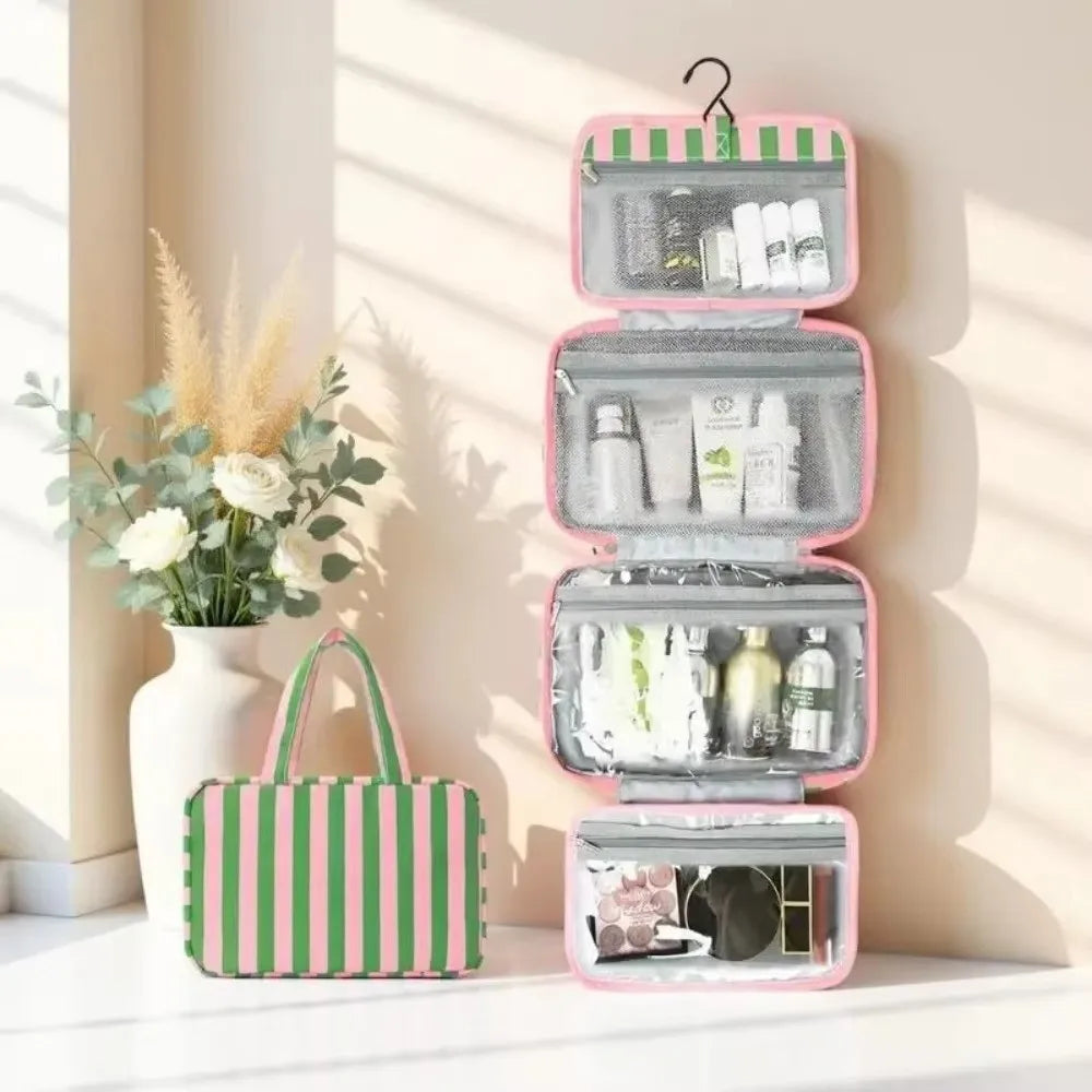 Bolsa de tocador colgante de 4 pliegues a rayas rosa y verde con varios compartimentos, exhibida en una estantería blanca.