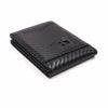 Cartera plegada de cuero negro delgado con palo de bate y exhibida sobre un fondo blanco.