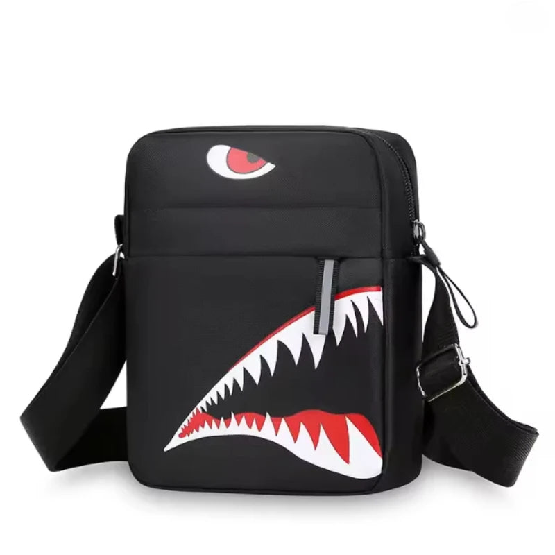 Pochette de téléphone noire crossbody avec un motif de dent de requin stylisé et un œil.