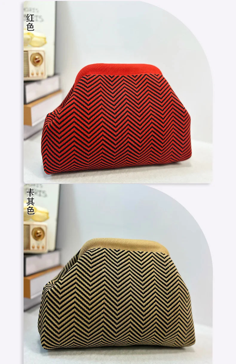 Pochette à motifs chevron rouge et noir avec bordure dorée.