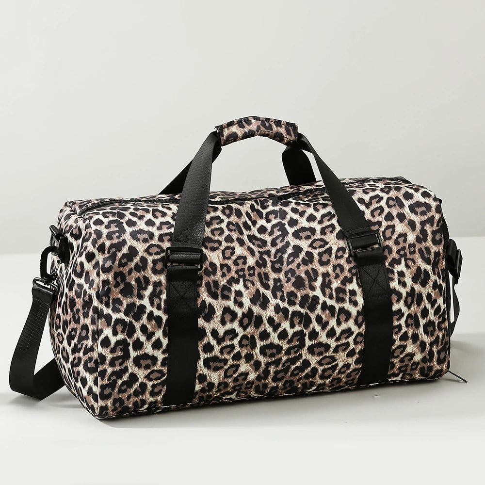 Maleta de viaje tipo duffel con estampado de leopardo, correas negras y compartimento para zapatos.