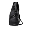 Schwarze Herren-Leder-Crossbodytasche mit Reißverschluss, seitliche Ansicht.