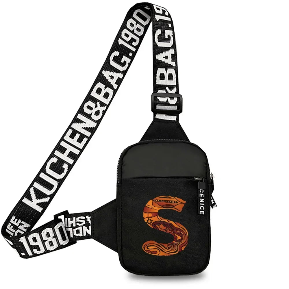 Schwarze Canvas-Tasche mit weißem Riemen, das Initial S und den Text KUCHEN&BAG.1980 zeigt.