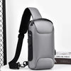 Graue Designer Anti-Diebstahl-Crossbody-Slingbag mit schwarzem Riemen auf weißem Untergrund