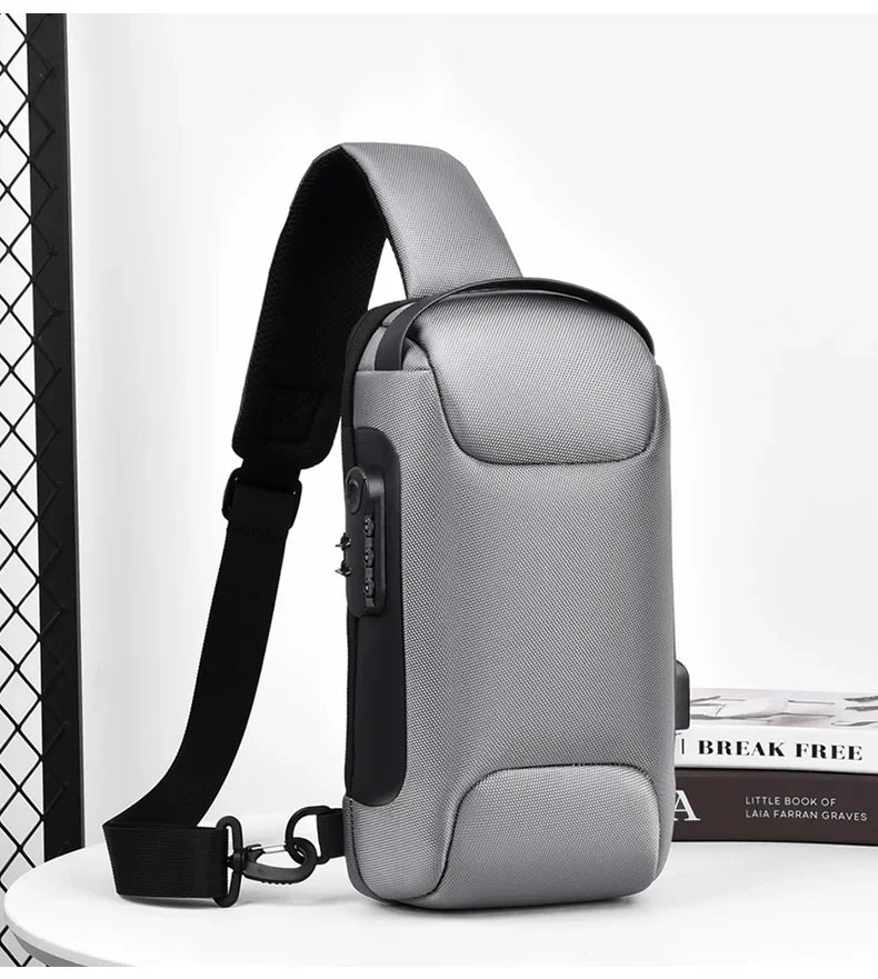 Graue Designer Anti-Diebstahl-Crossbody-Slingbag mit schwarzem Riemen auf weißem Untergrund