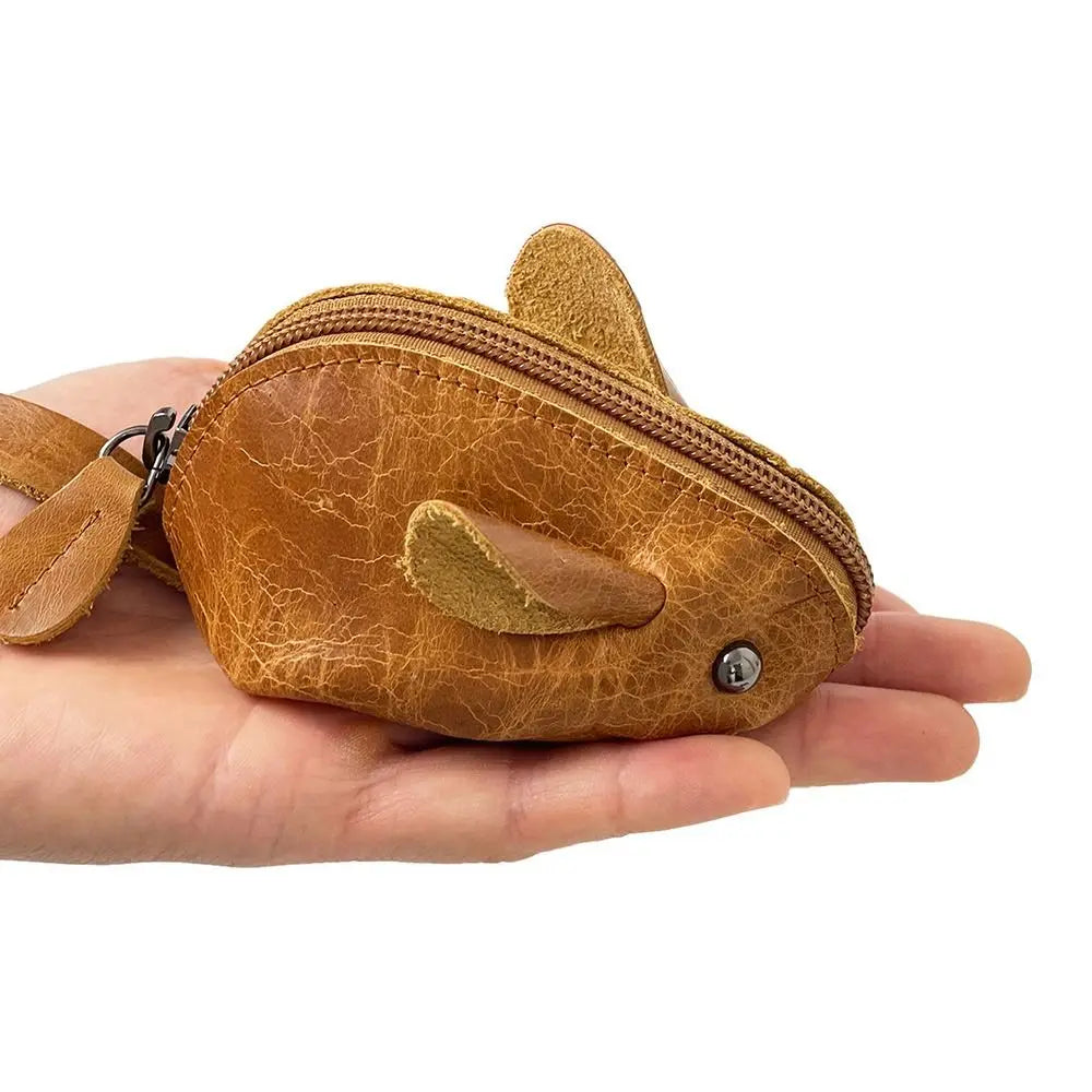 Portefeuille en cuir marron en forme de souris dessinée tenu dans la main d'une personne.