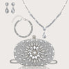 Collection de bijoux en strass scintillants, comprenant des boucles d'oreilles, un collier et un sac pochette rond.