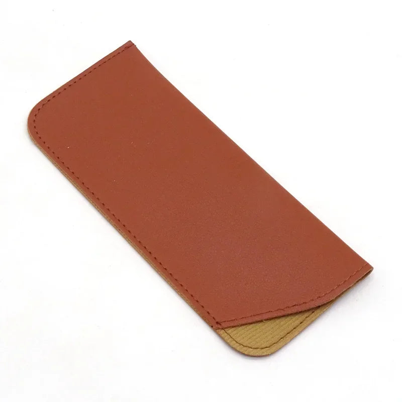Estuche o bolsa de gafas de cuero sintético marrón, vista lateral.