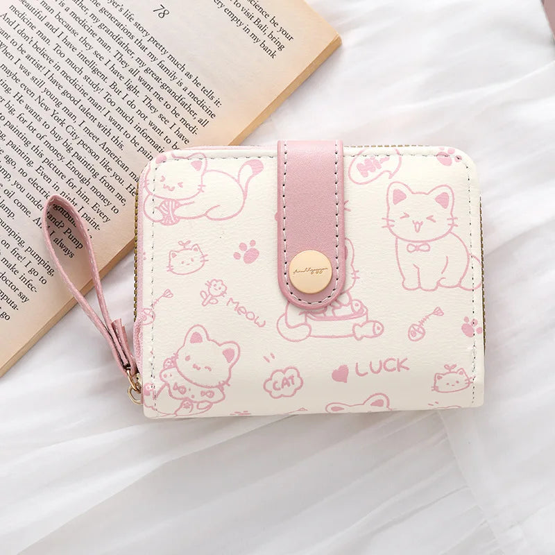 Helle rosa Kunstleder-Kleine Münztasche mit niedlichen Katzenillustrationen und pinkem Riemchen.