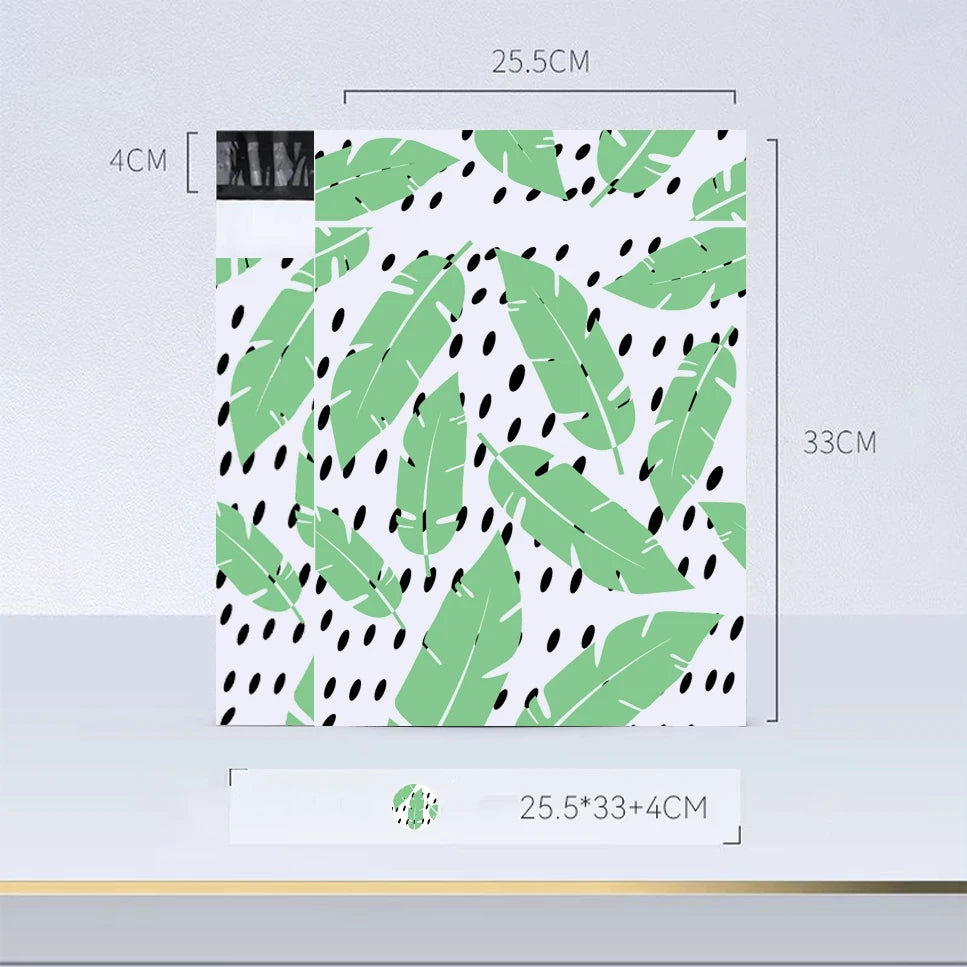 Feuille de papier blanc avec un motif répétitif de feuilles tropicales vert clair et de taches noires.