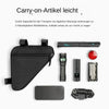 Bolsa de almacenamiento negra para equipaje con herramientas y accesorios como cuchillo, batería y varillas metálicas.