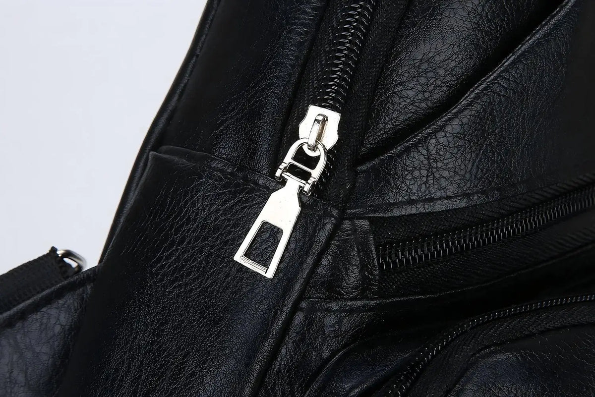 Gros plan d'un sac bandoulière multifonction noir en cuir PU avec une fermeture éclair argentée.