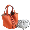 Orangefarbige, echte Leder-Bucketbag mit Reißverschluss und Schnurtasche.