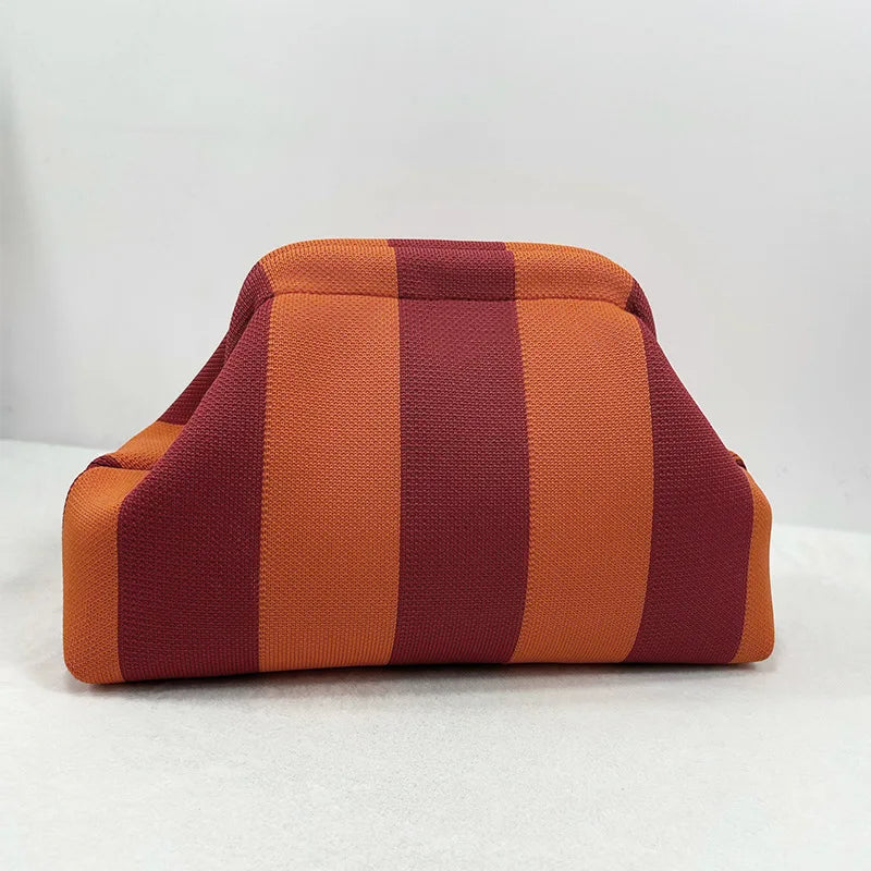Pochette de plage crochet artisanale estivale à rayures verticales orange et marron.