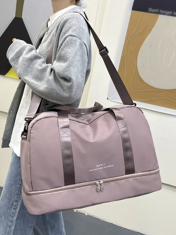 Eine hellrosa, aufblasbare Nylon-Reise-Tasche wird von einer Person in Seitenansicht getragen.