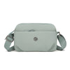 Bolso cruz impermeable de nylon verde salvia claro con solapa y correa ajustable.