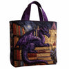 Bolso tote acolchado morado con una ilustración detallada de un dragón sobre una pila de libros.