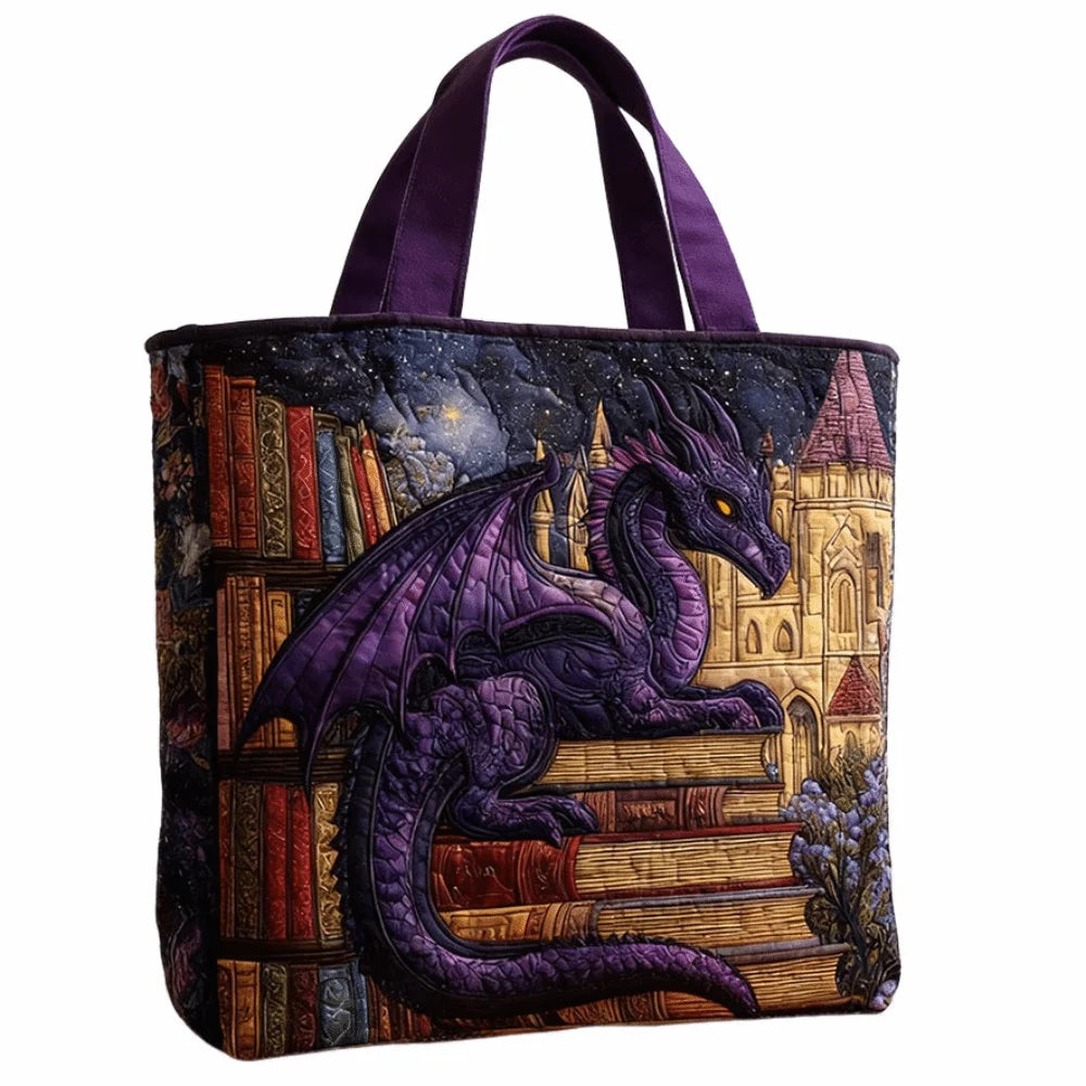 Bolso tote acolchado morado con una ilustración detallada de un dragón sobre una pila de libros.
