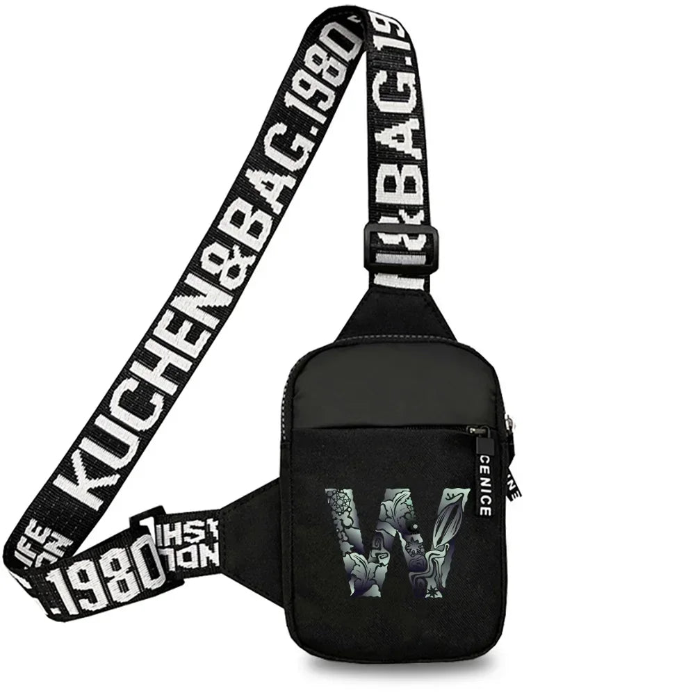 Schwarze Leinwandtasche mit breitem Riemen, zeigt den Text KUCHEN&BAG.1980